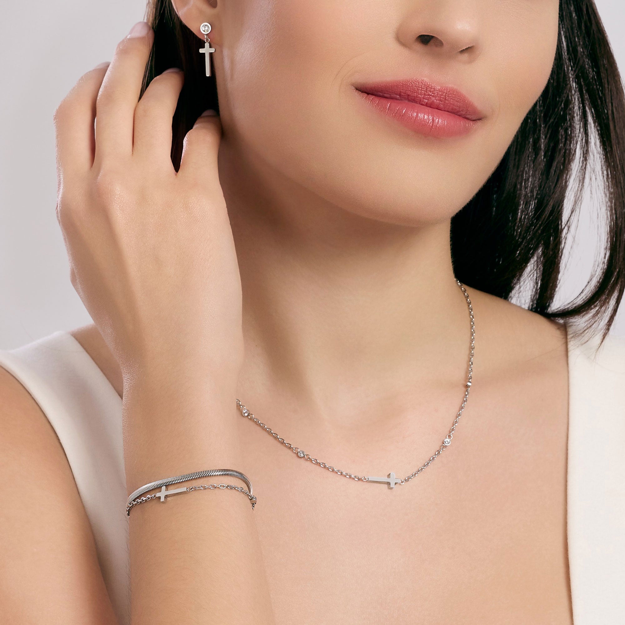 Bracciale regolabile con catene e croce