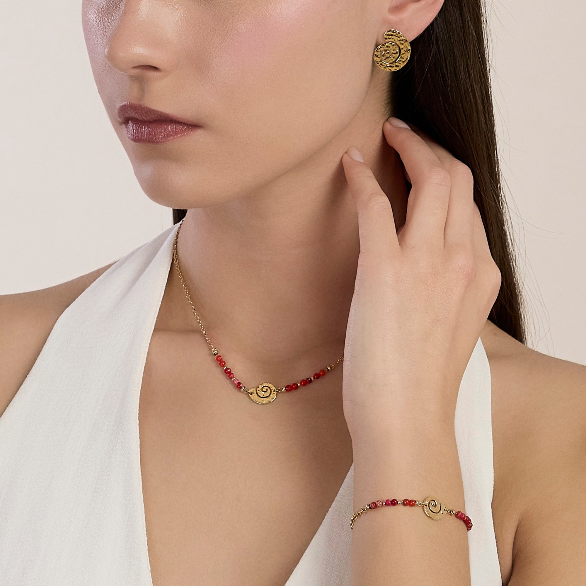 Bracciale dorato con diaspro corallo e conchiglia