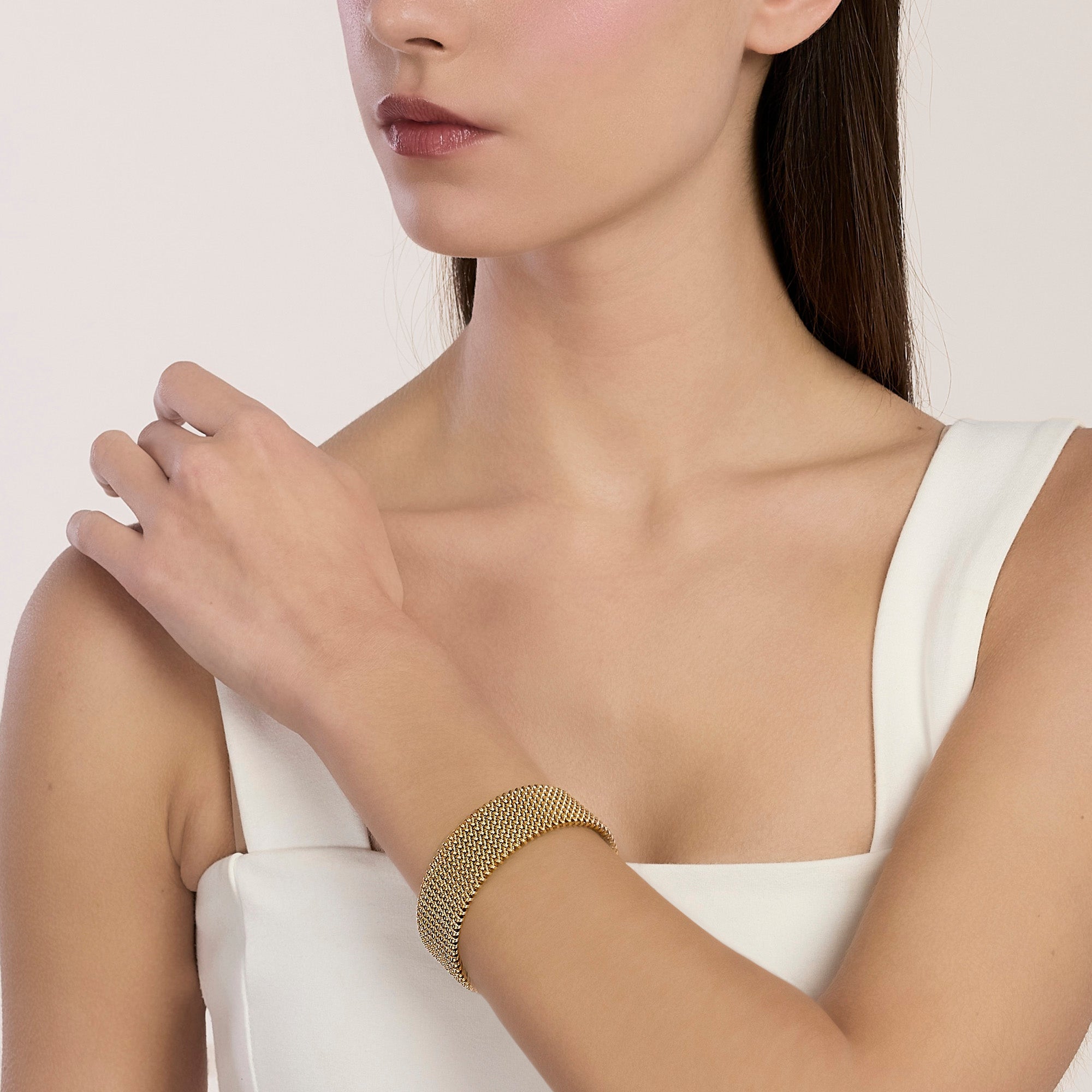 Bracciale cuff dorato con maglia mesh