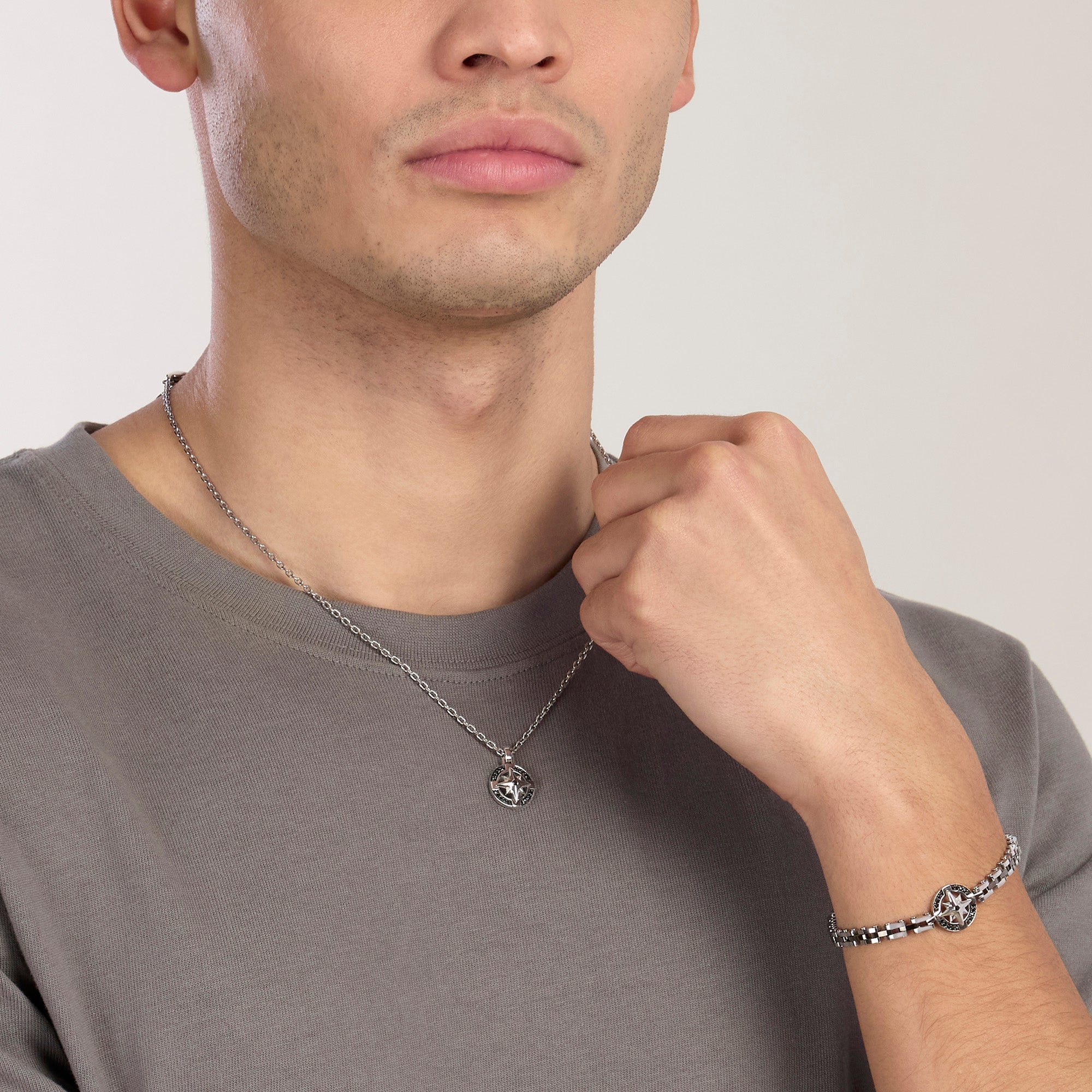 Collana con ciondolo rosa dei venti in acciaio e nero