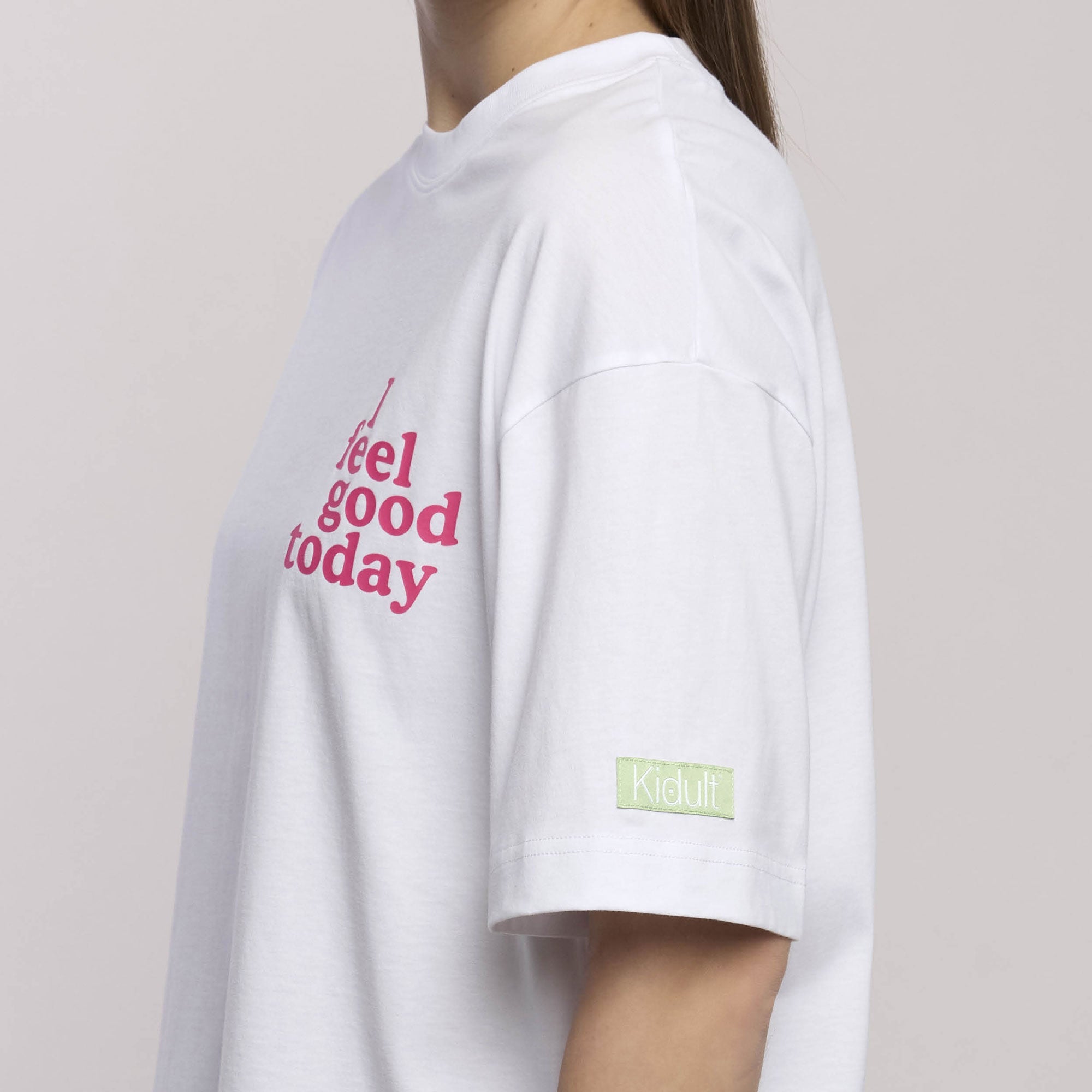 T-shirt oversize con frase "I feel good today"